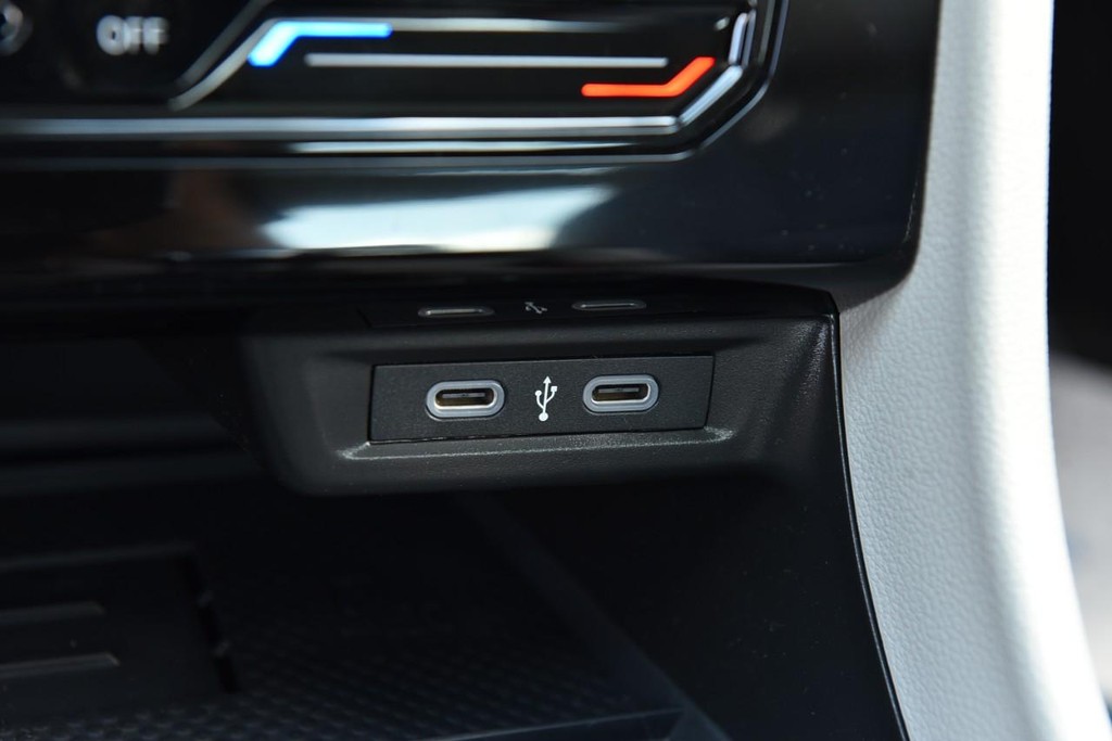 Volkswagen Jetta Vehicle Full-screen Gallery Image 16
