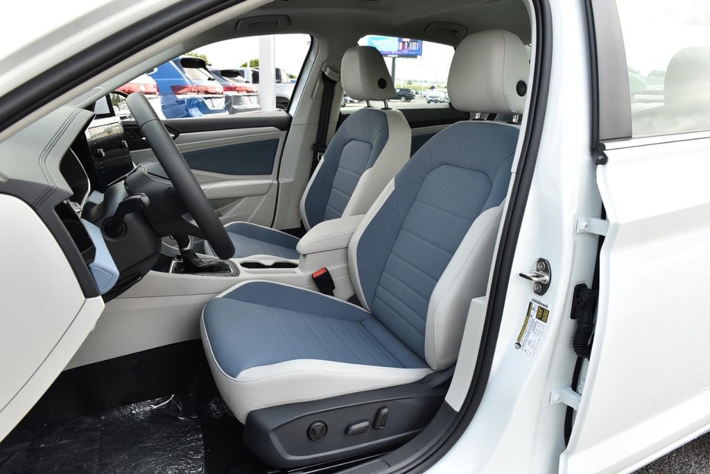 Volkswagen Jetta Vehicle Full-screen Gallery Image 19