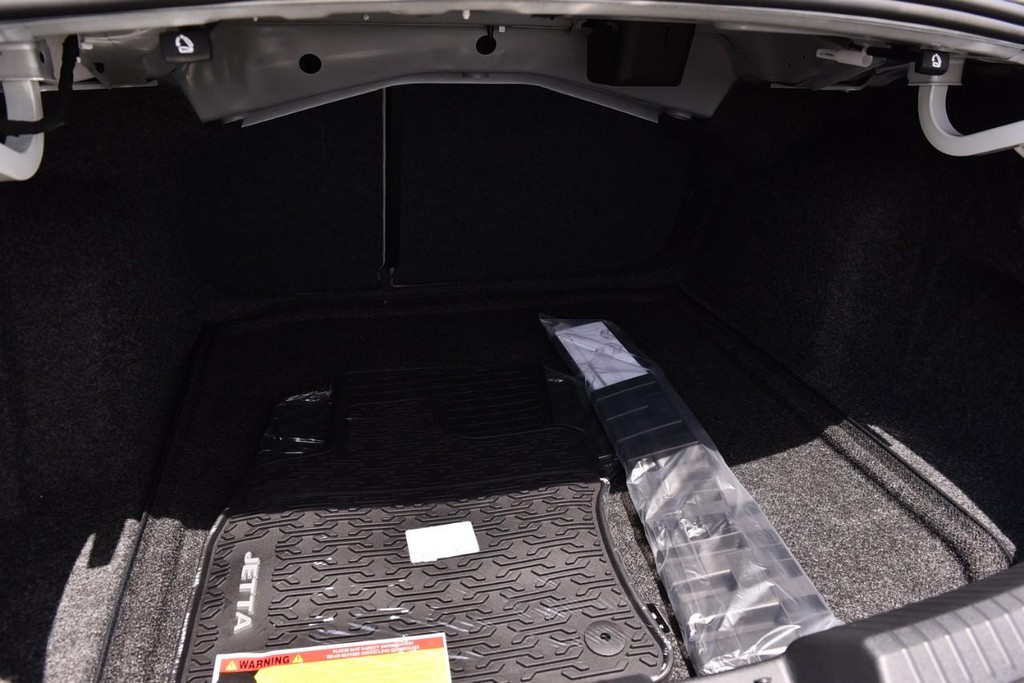 Volkswagen Jetta Vehicle Full-screen Gallery Image 23