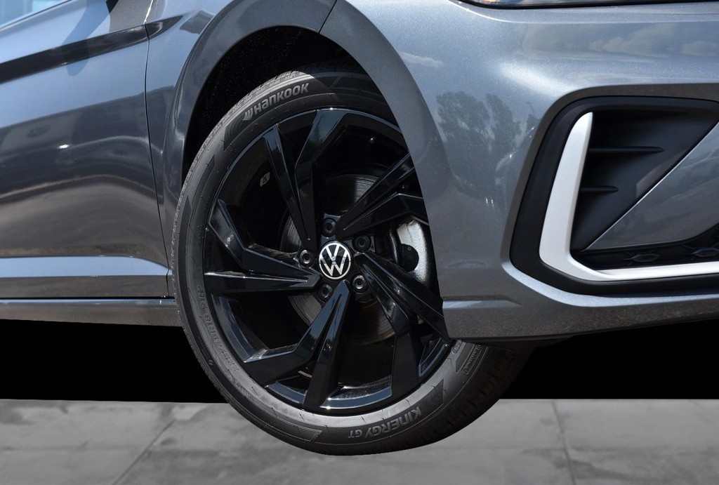 Volkswagen Jetta Vehicle Full-screen Gallery Image 3