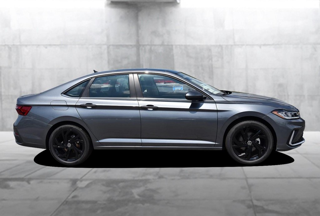 Volkswagen Jetta Vehicle Full-screen Gallery Image 5