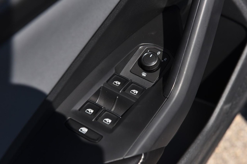 Volkswagen Jetta Vehicle Full-screen Gallery Image 8