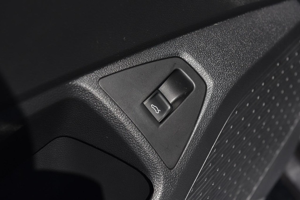 Volkswagen Jetta Vehicle Full-screen Gallery Image 9