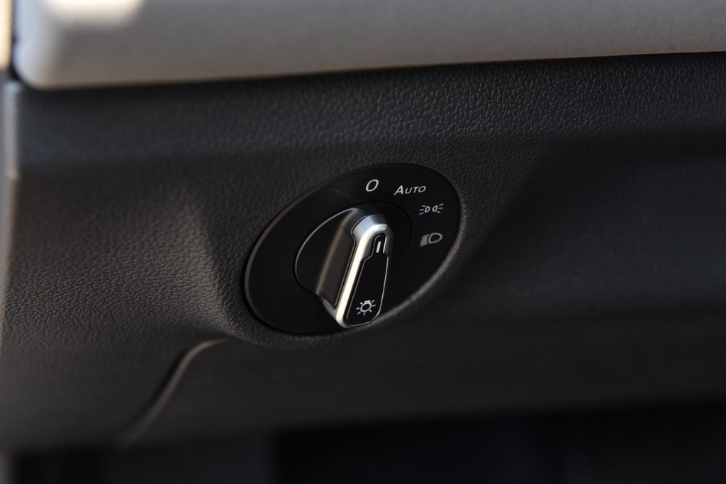 Volkswagen Jetta Vehicle Full-screen Gallery Image 11
