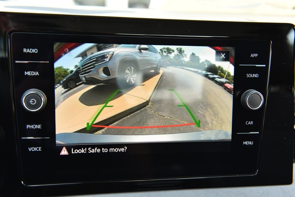 Volkswagen Jetta Vehicle Full-screen Gallery Image 13