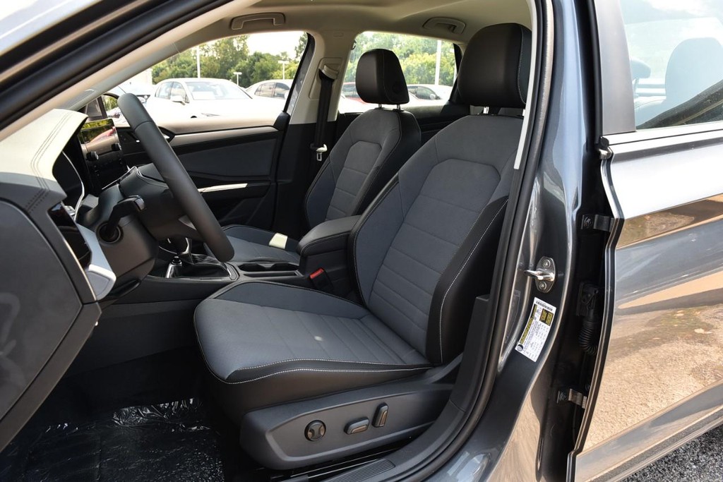 Volkswagen Jetta Vehicle Full-screen Gallery Image 20
