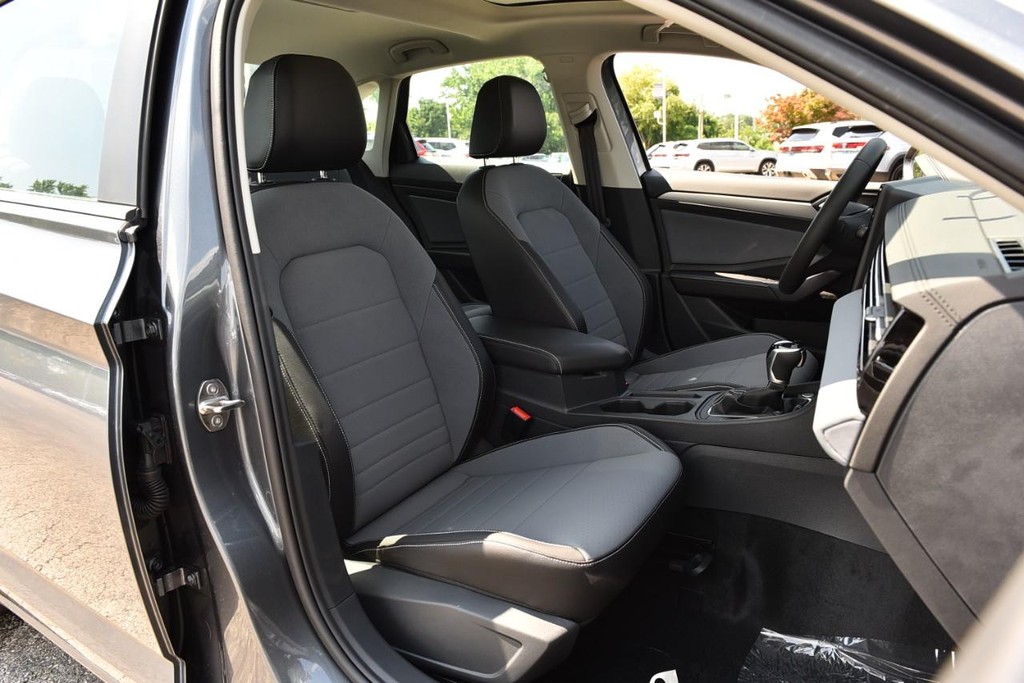 Volkswagen Jetta Vehicle Full-screen Gallery Image 21
