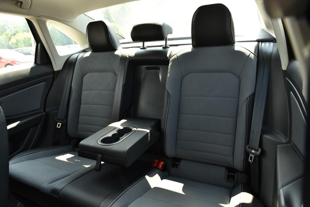 Volkswagen Jetta Vehicle Full-screen Gallery Image 23