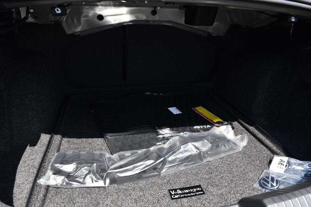 Volkswagen Jetta Vehicle Full-screen Gallery Image 24