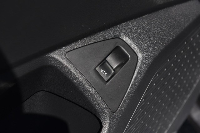 Volkswagen Jetta Vehicle Image 09