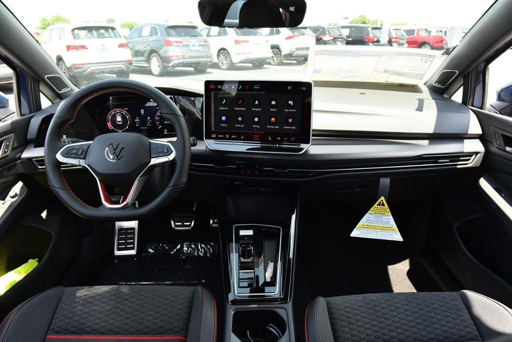 Volkswagen Golf GTI Vehicle Full-screen Gallery Image 7