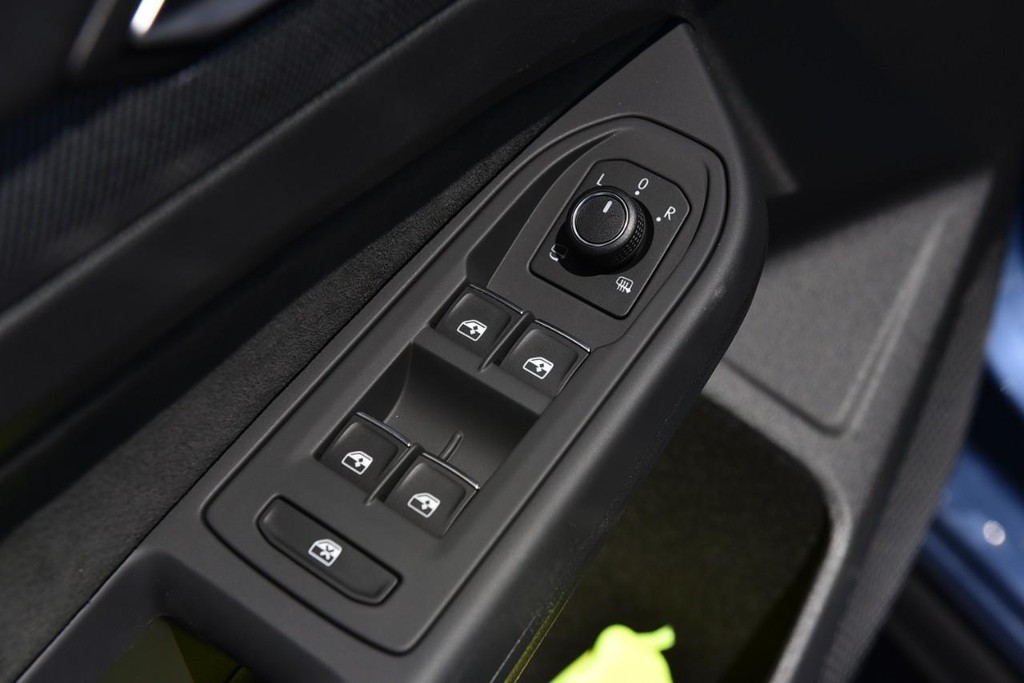 Volkswagen Golf GTI Vehicle Full-screen Gallery Image 8