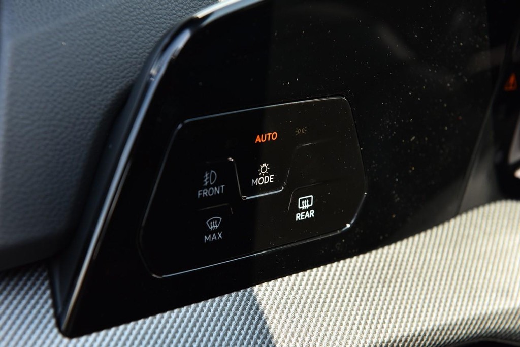 Volkswagen Golf GTI Vehicle Full-screen Gallery Image 10