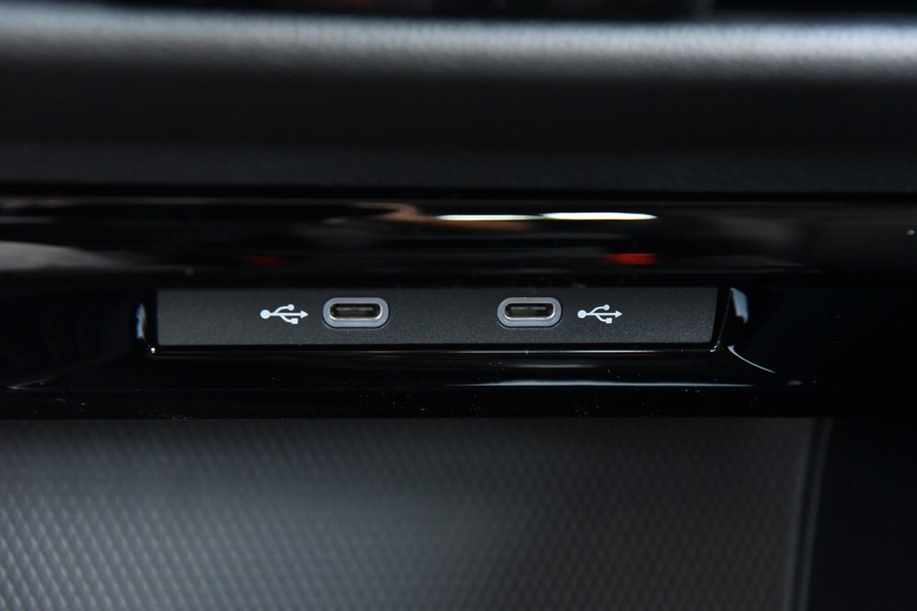 Volkswagen Golf GTI Vehicle Full-screen Gallery Image 16