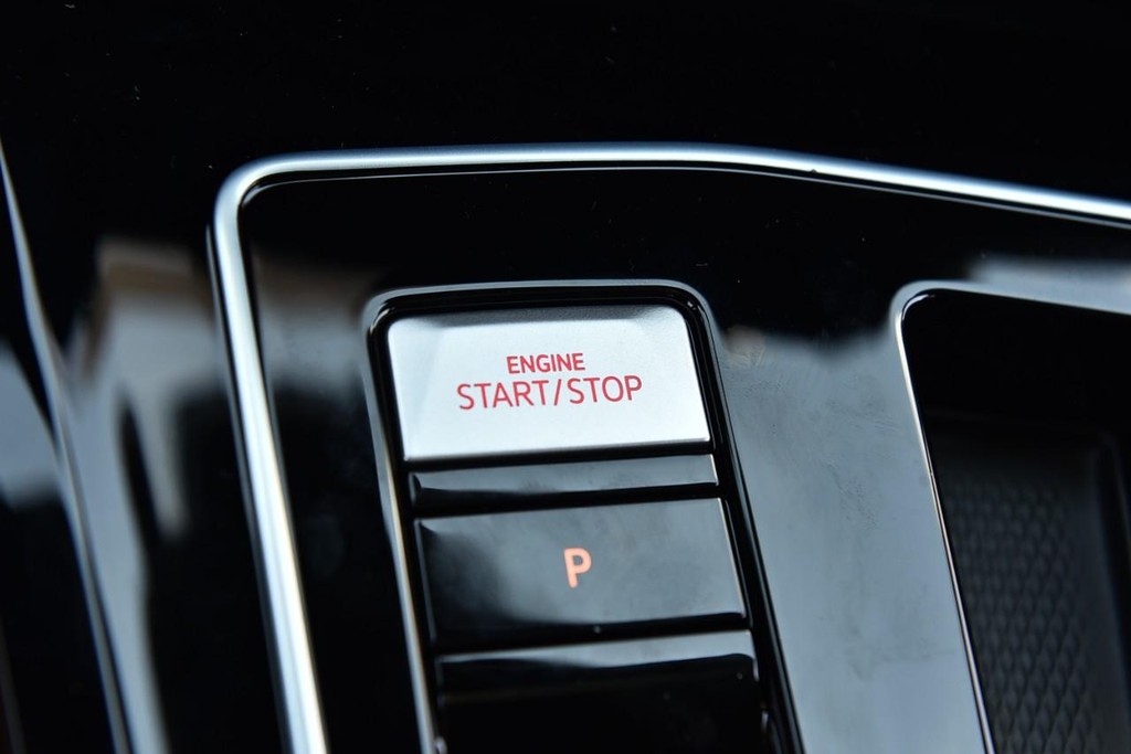 Volkswagen Golf GTI Vehicle Full-screen Gallery Image 17