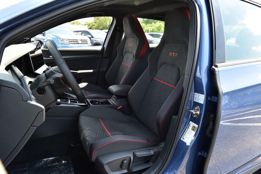 Volkswagen Golf GTI Vehicle Full-screen Gallery Image 19