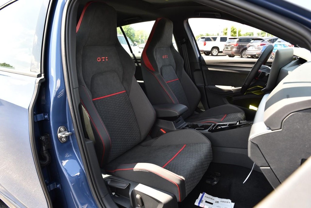 Volkswagen Golf GTI Vehicle Full-screen Gallery Image 20