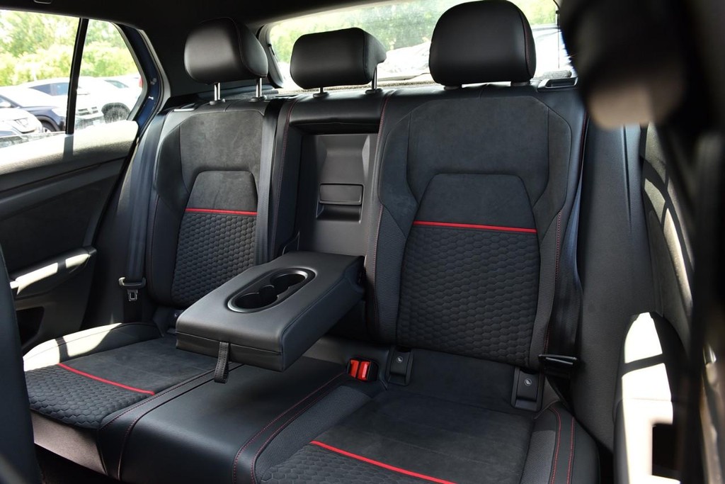 Volkswagen Golf GTI Vehicle Full-screen Gallery Image 22