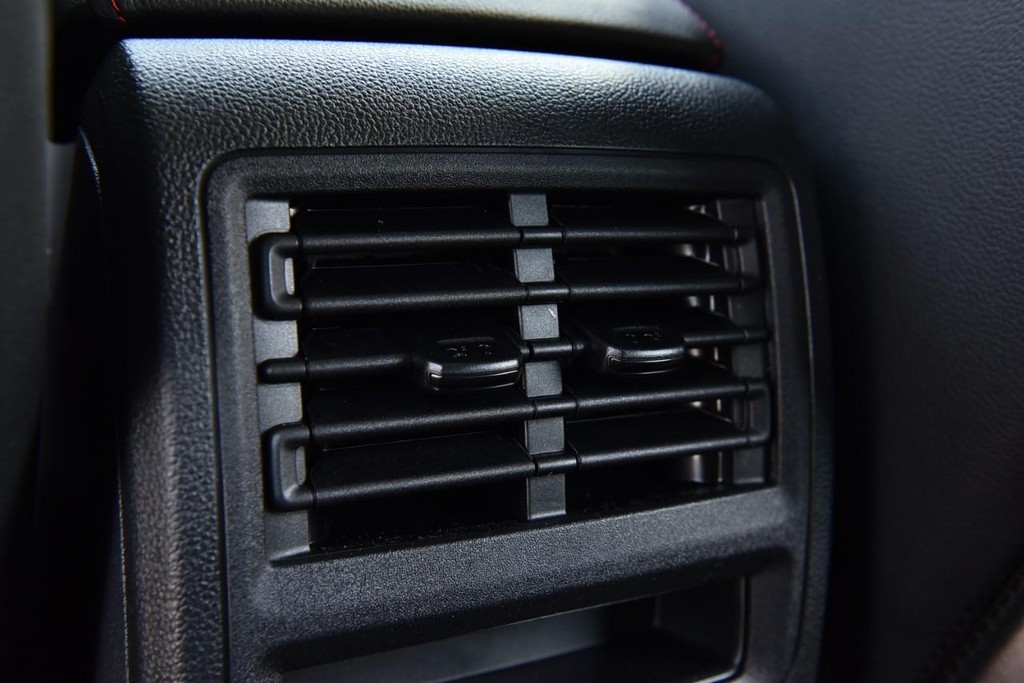Volkswagen Golf GTI Vehicle Full-screen Gallery Image 23