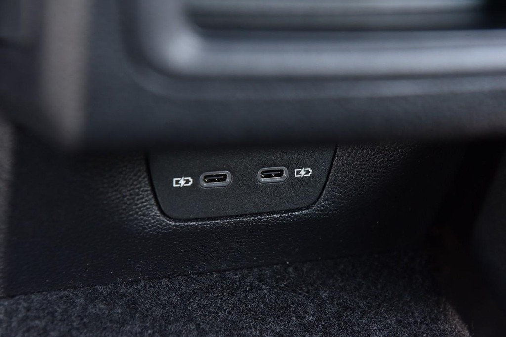Volkswagen Golf GTI Vehicle Full-screen Gallery Image 24