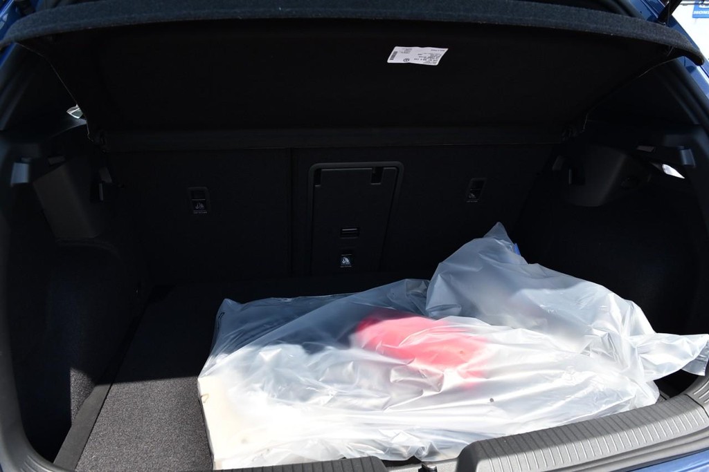Volkswagen Golf GTI Vehicle Full-screen Gallery Image 25