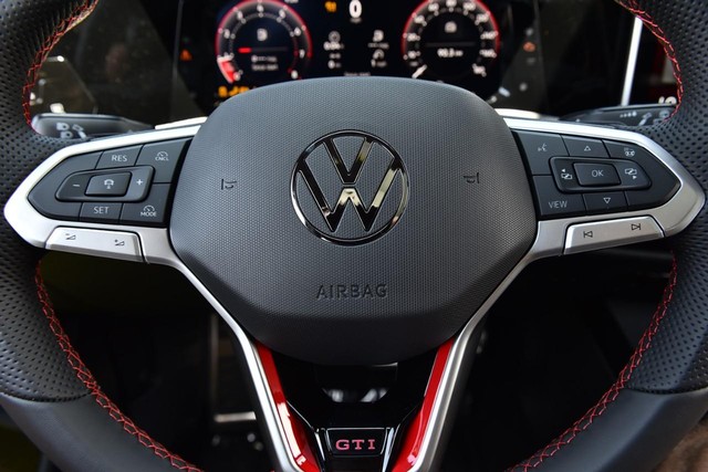 Volkswagen Golf GTI Vehicle Image 18