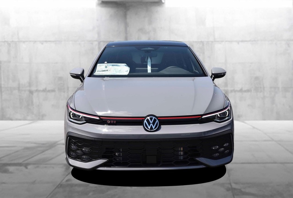 Volkswagen Golf GTI Vehicle Full-screen Gallery Image 4