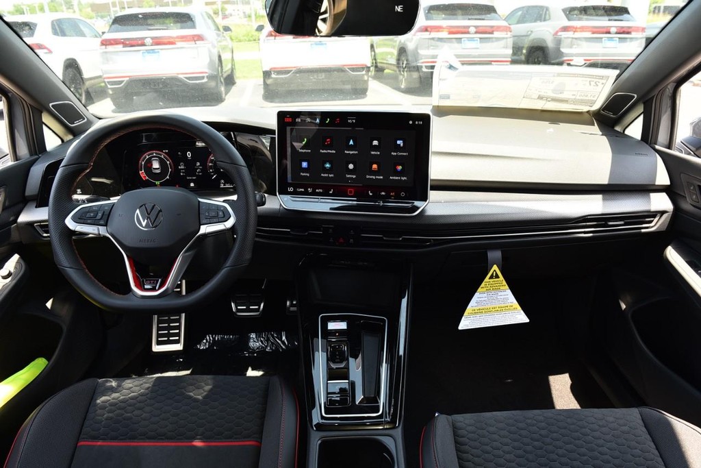 Volkswagen Golf GTI Vehicle Full-screen Gallery Image 7