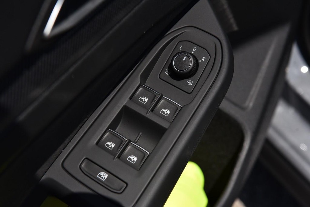 Volkswagen Golf GTI Vehicle Full-screen Gallery Image 8