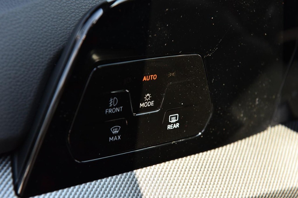 Volkswagen Golf GTI Vehicle Full-screen Gallery Image 10