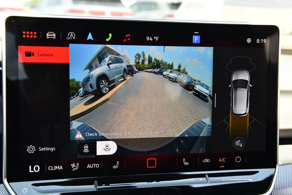 Volkswagen Golf GTI Vehicle Full-screen Gallery Image 13