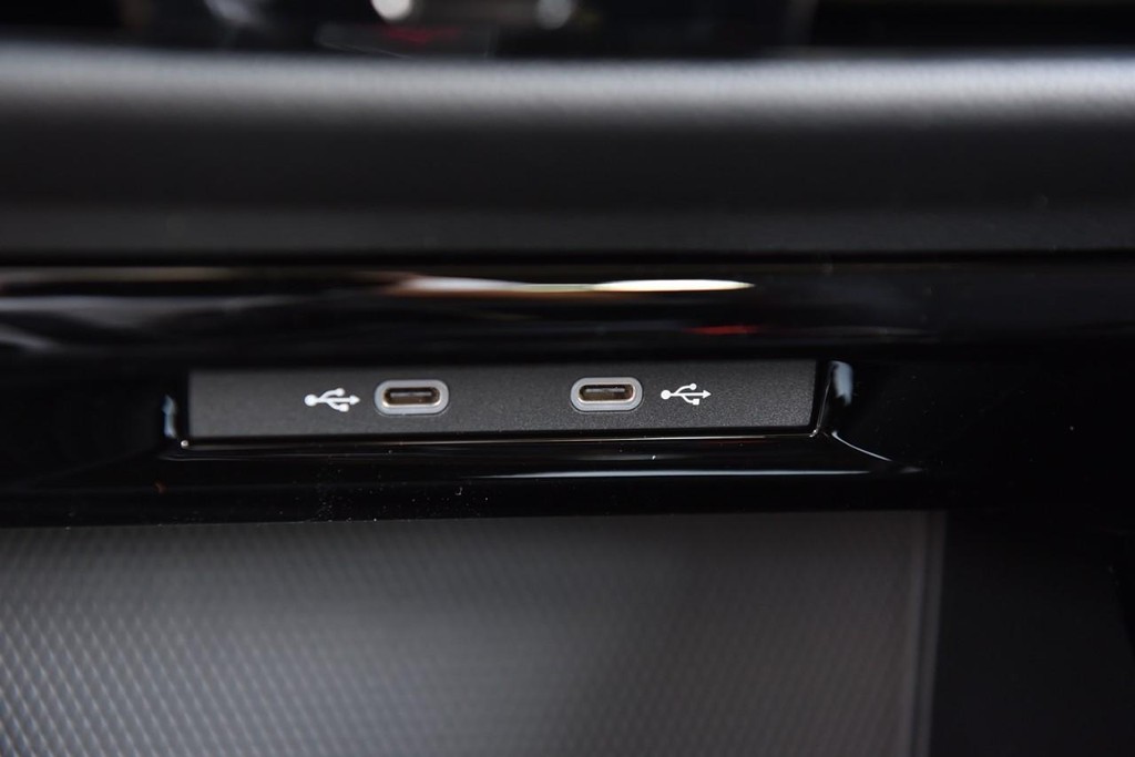 Volkswagen Golf GTI Vehicle Full-screen Gallery Image 16