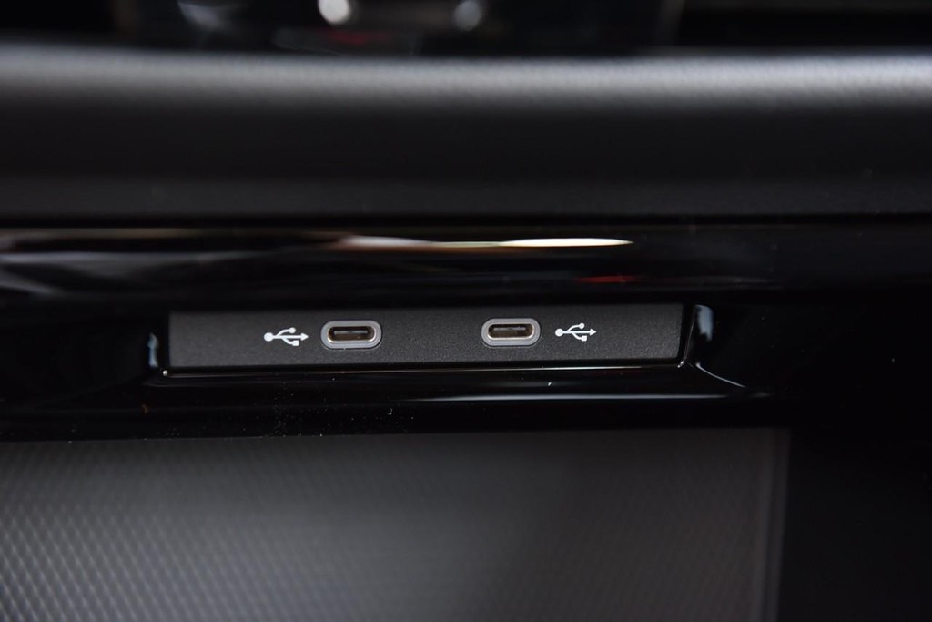 Volkswagen Golf GTI Vehicle Full-screen Gallery Image 17