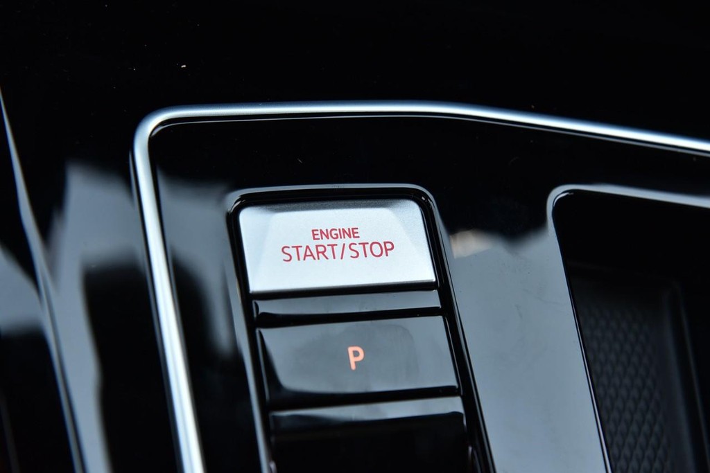 Volkswagen Golf GTI Vehicle Full-screen Gallery Image 18