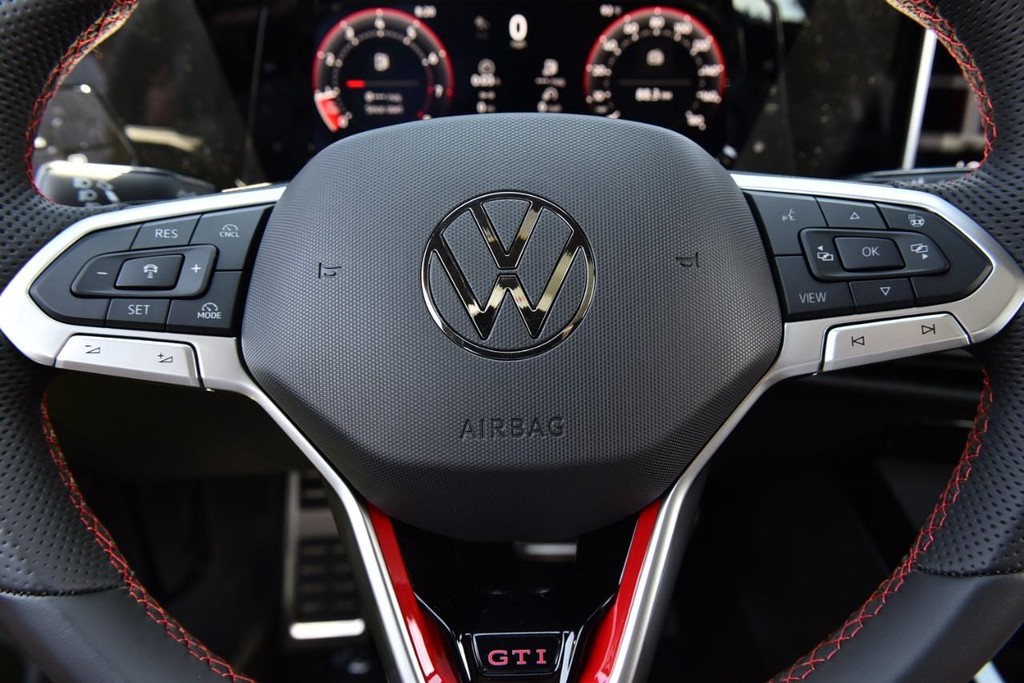 Volkswagen Golf GTI Vehicle Full-screen Gallery Image 19