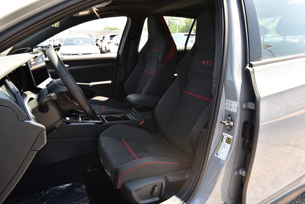 Volkswagen Golf GTI Vehicle Full-screen Gallery Image 20