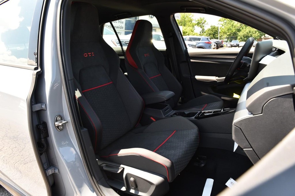 Volkswagen Golf GTI Vehicle Full-screen Gallery Image 21