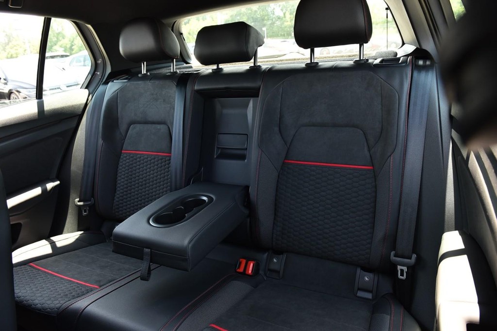 Volkswagen Golf GTI Vehicle Full-screen Gallery Image 23