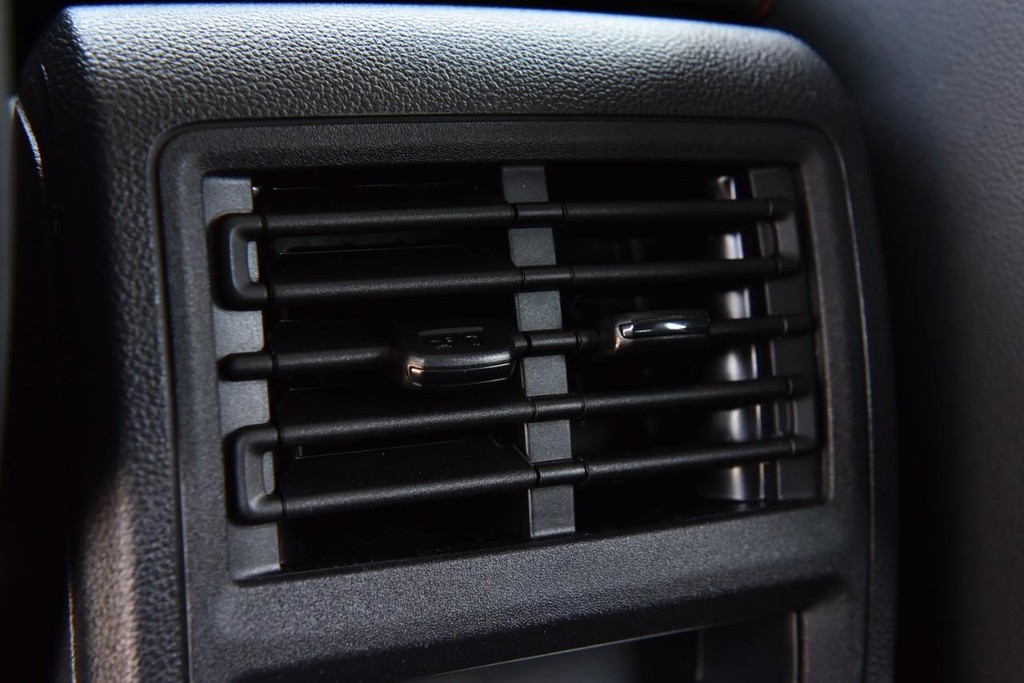 Volkswagen Golf GTI Vehicle Full-screen Gallery Image 24