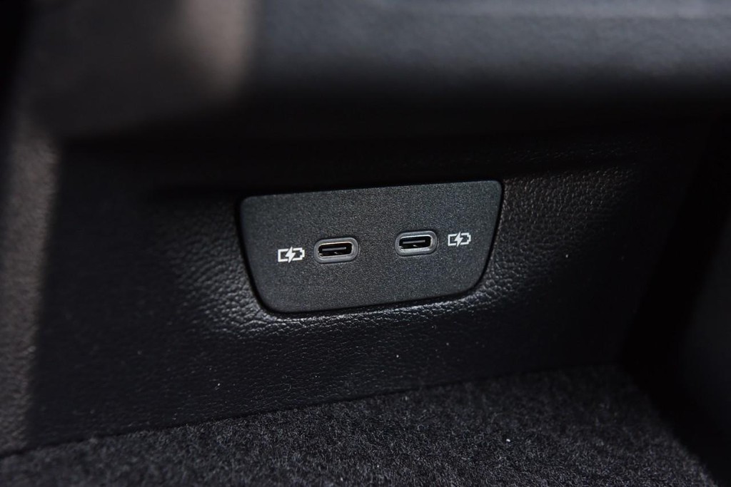 Volkswagen Golf GTI Vehicle Full-screen Gallery Image 25