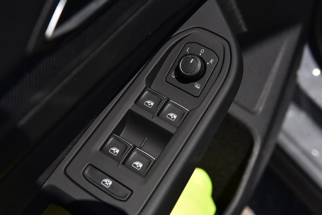 Volkswagen Golf GTI Vehicle Image 08