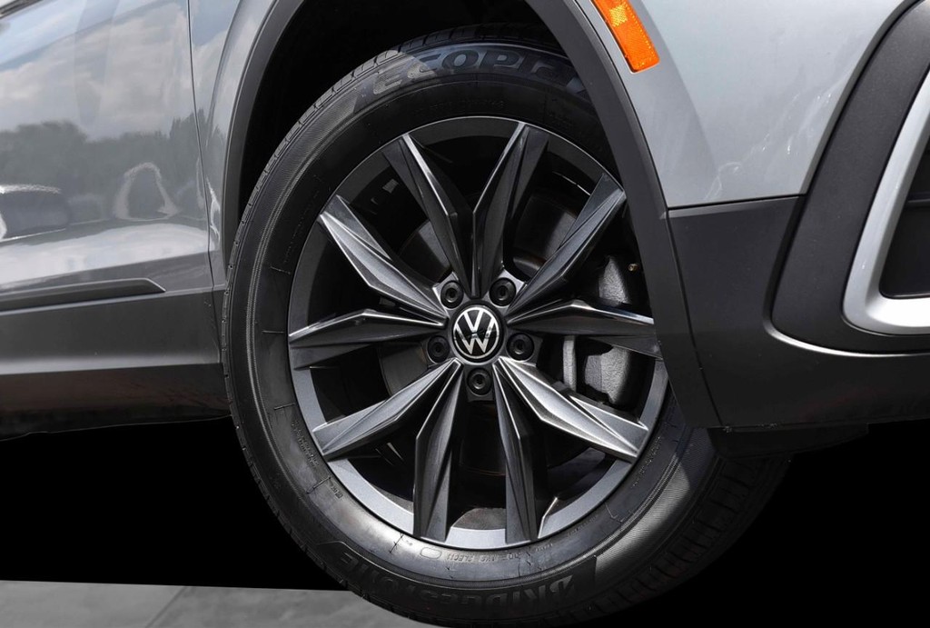 Volkswagen Tiguan Vehicle Full-screen Gallery Image 3