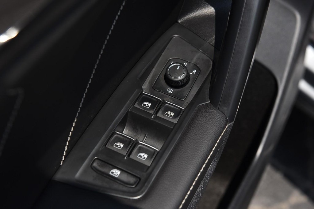 Volkswagen Tiguan Vehicle Full-screen Gallery Image 8