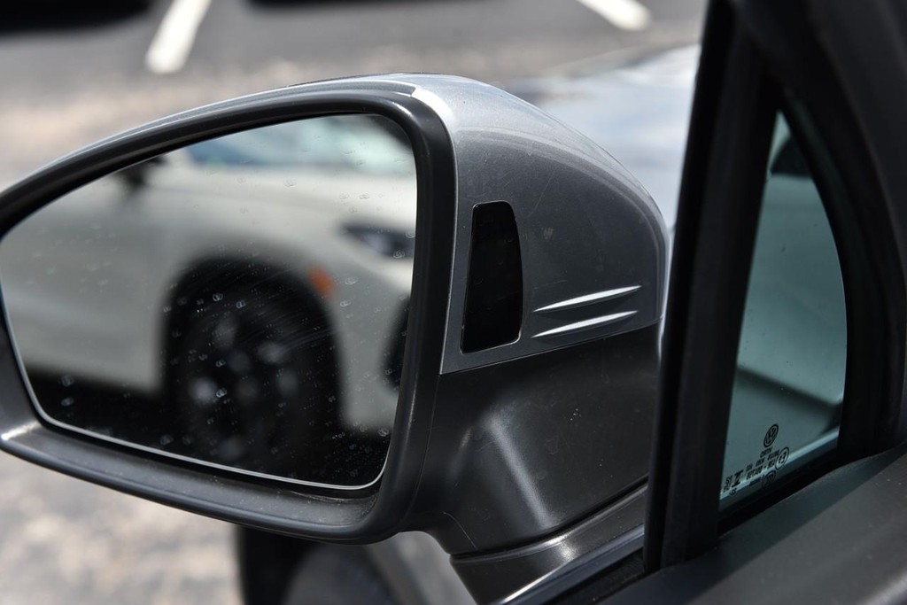 Volkswagen Tiguan Vehicle Full-screen Gallery Image 9