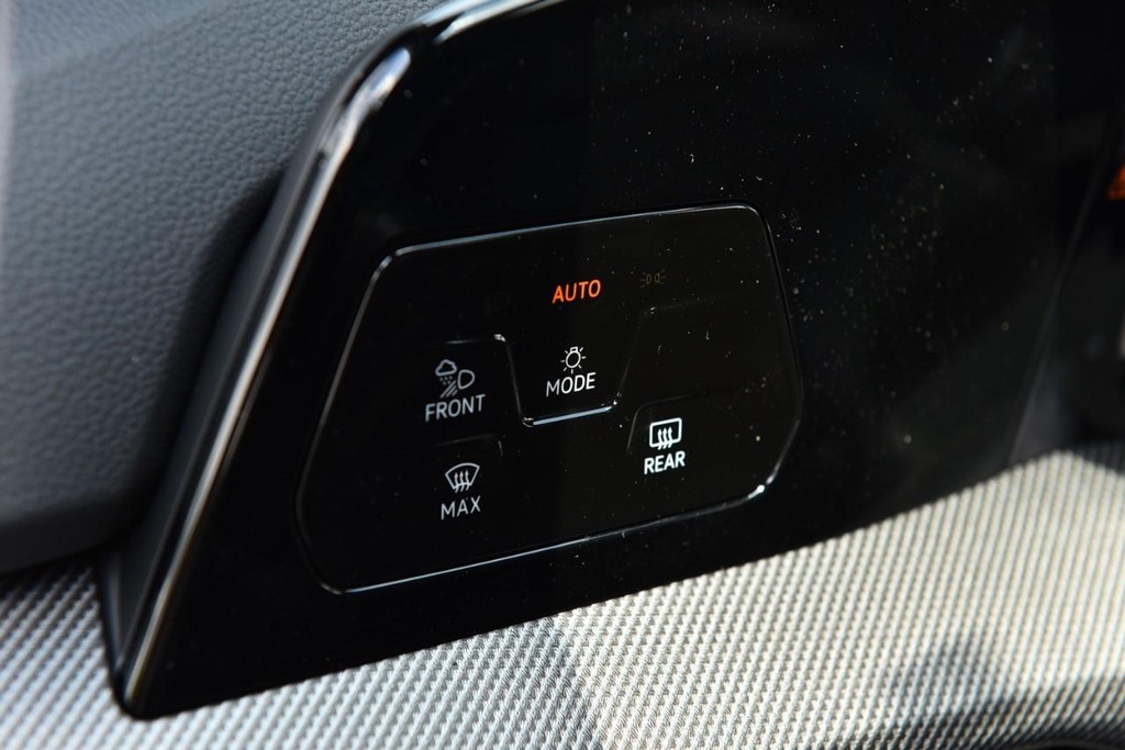 Volkswagen Golf R Vehicle Full-screen Gallery Image 10