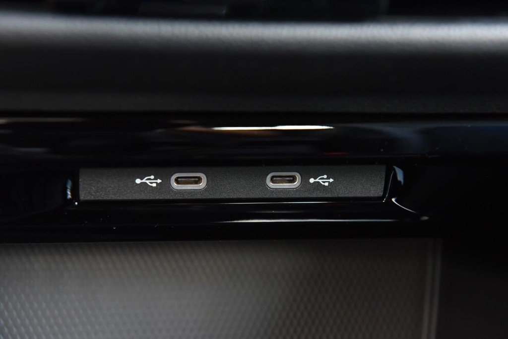 Volkswagen Golf R Vehicle Full-screen Gallery Image 16