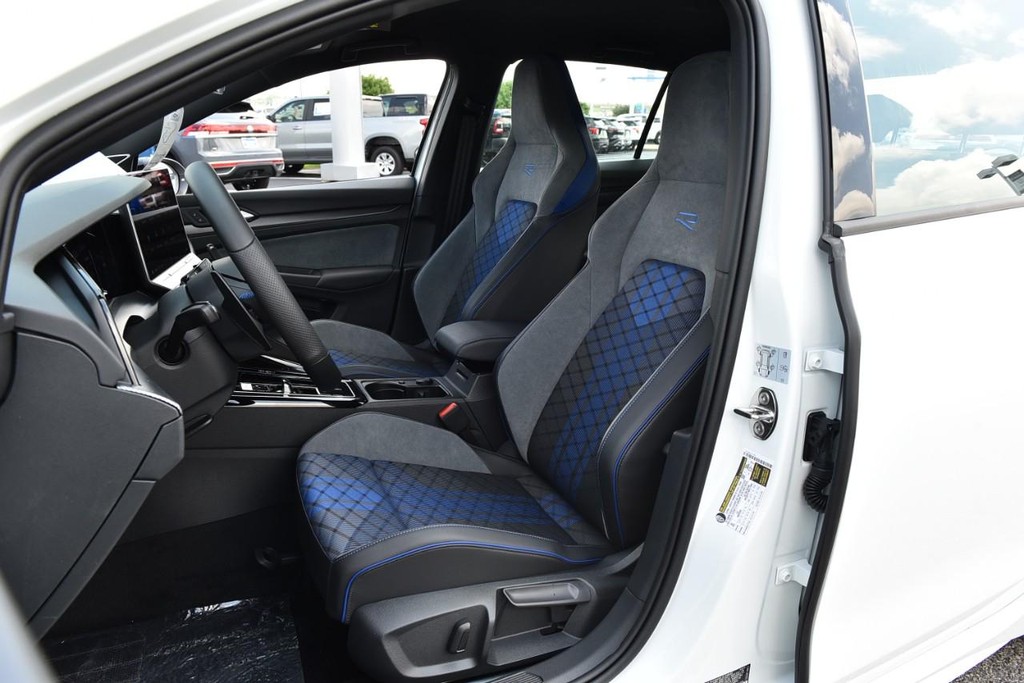 Volkswagen Golf R Vehicle Full-screen Gallery Image 19