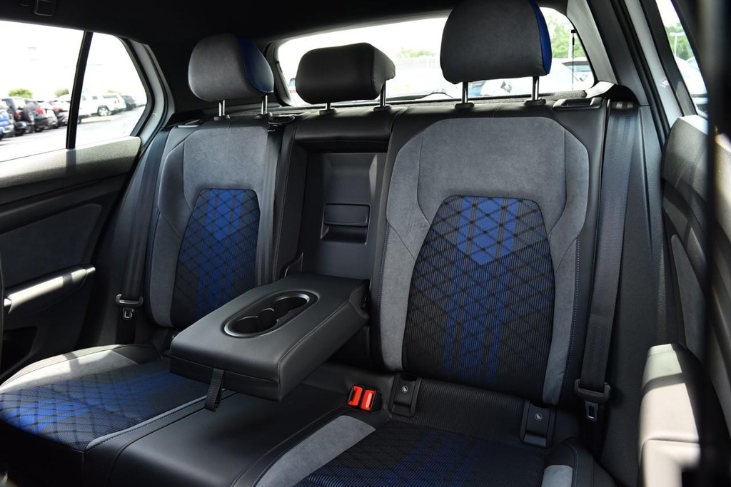 Volkswagen Golf R Vehicle Full-screen Gallery Image 21