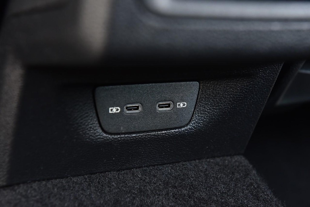Volkswagen Golf R Vehicle Full-screen Gallery Image 23