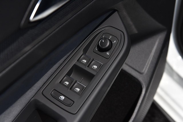 Volkswagen Golf R Vehicle Image 08